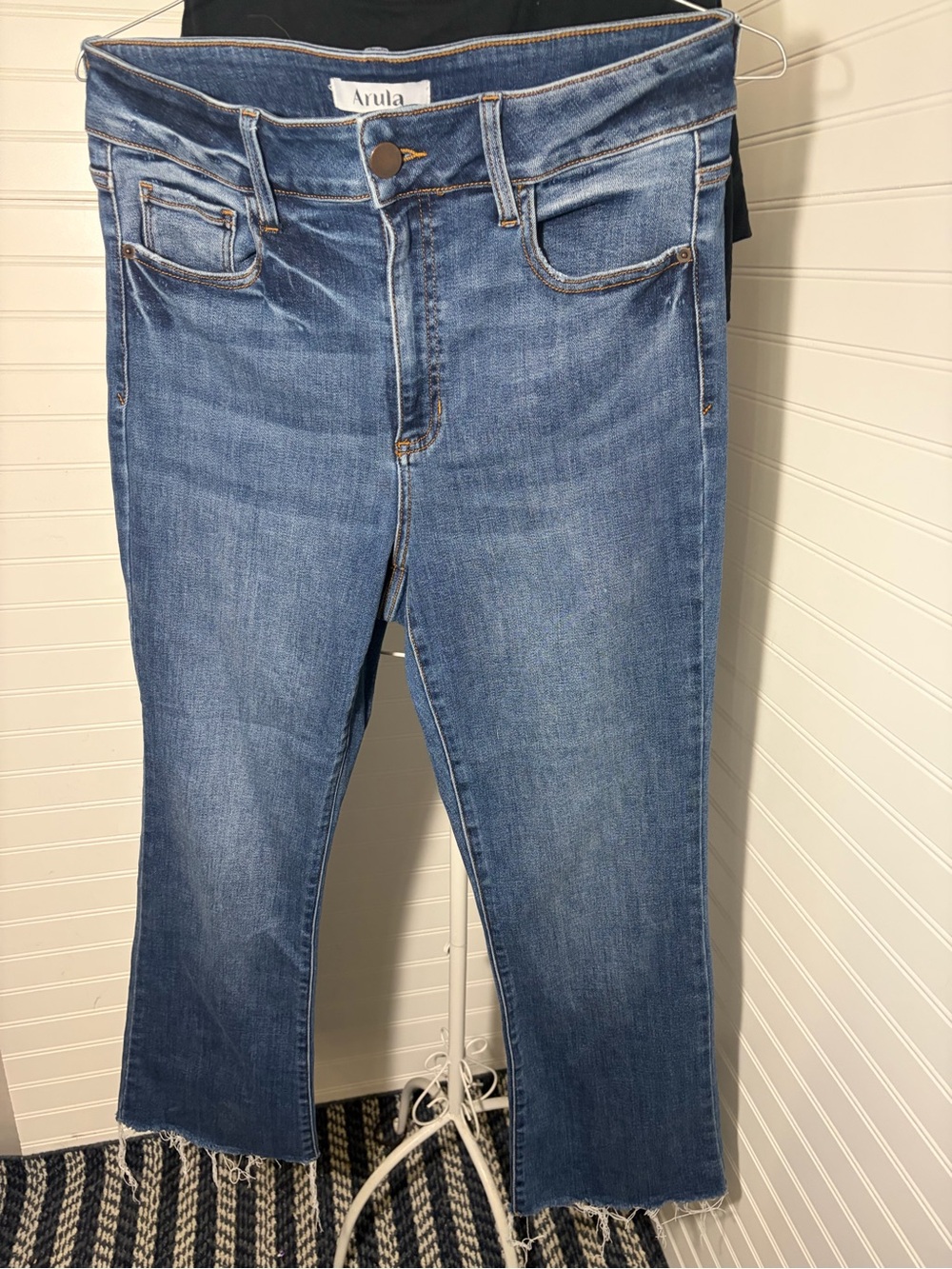 ARULA Cropped Straight-Leg Jeans in Mid Blue Wash